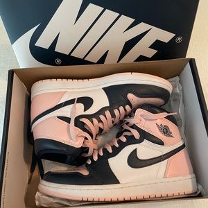 Women’s Air Jordan 1 Retro Hi OG “Bubblegum” atmosphere/obsidian white